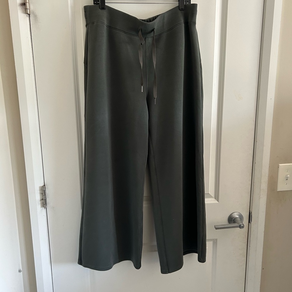 SPANX Men's Wide-Leg Drawstring Joggers in Dark Olive